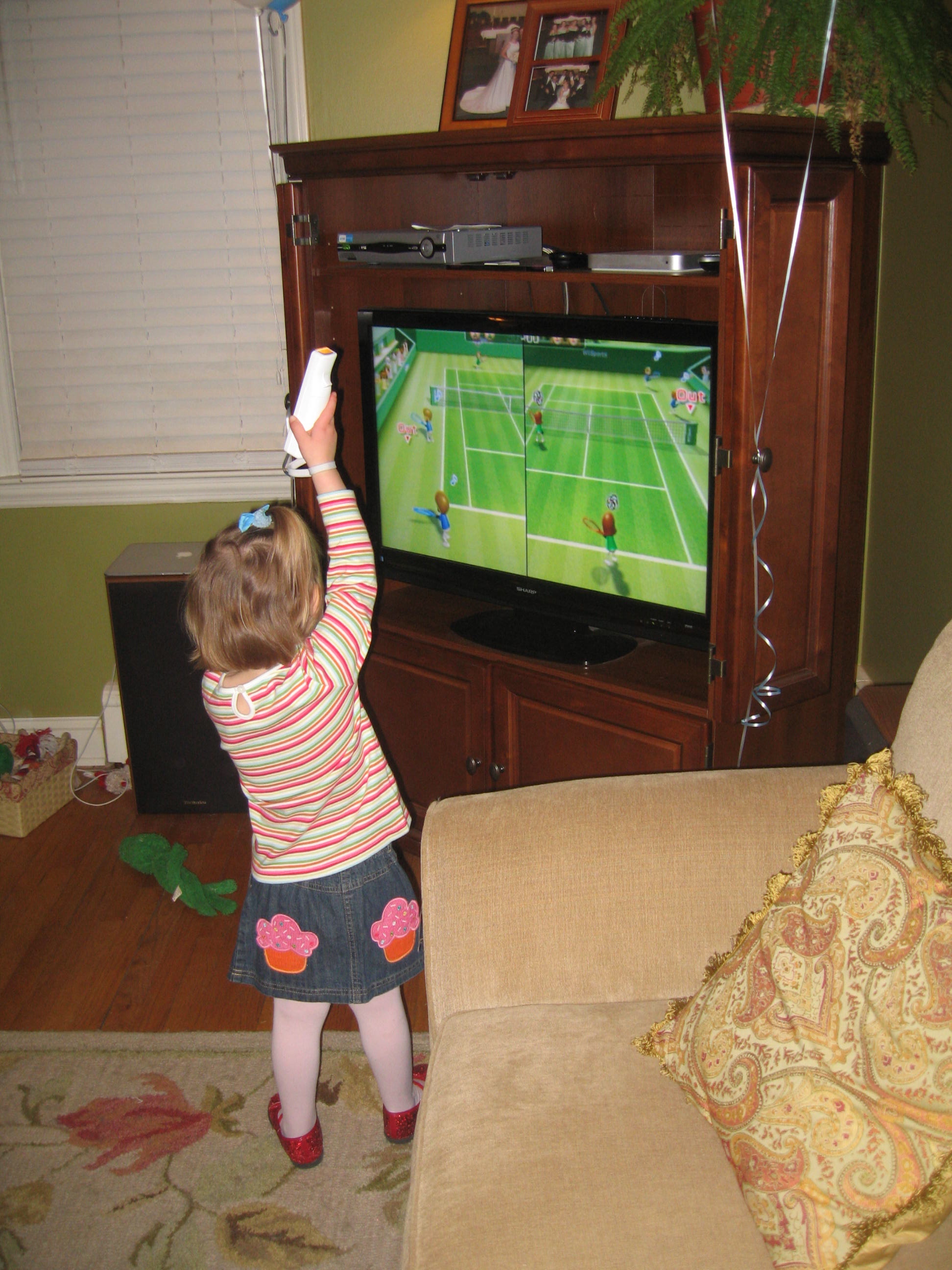 Most Adorable Child Ever playing Wii Tennis